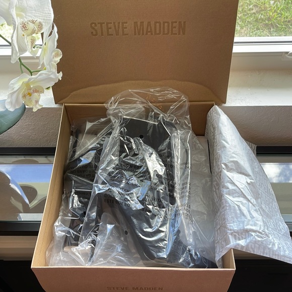 NIB Steve Madden Booties - Picture 3 of 8